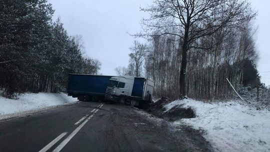 Nowe Miasto nad Pilicą. Ciężarówka wpadła w poślizg