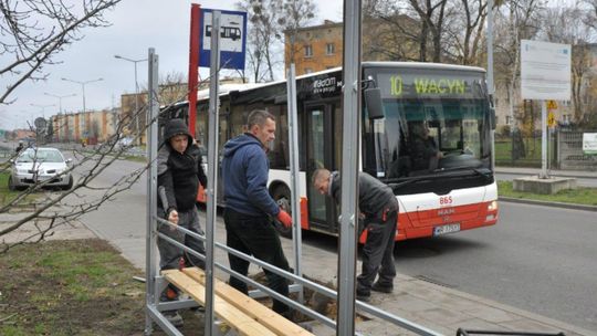 Nowe wiaty przystankowe