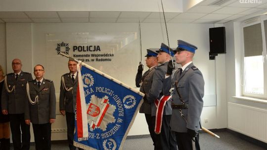 Nowi policjanci po ślubowaniu