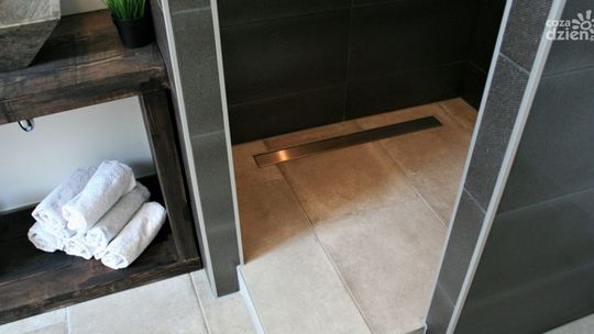 Nowoczesna łazienka: odpływ liniowy ścienny czy podłogowy?