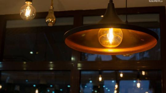 Nowoczesne lampy sufitowe — w jakich wnętrzach się sprawdzą?