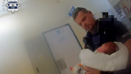Noworodek nie oddychał. W akcji policjanci [WIDEO]