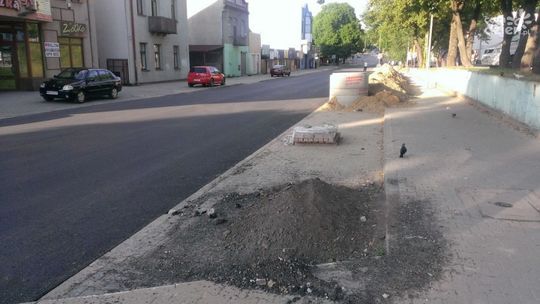 Nowy asfalt na Struga i bałagan wokół jezdni.