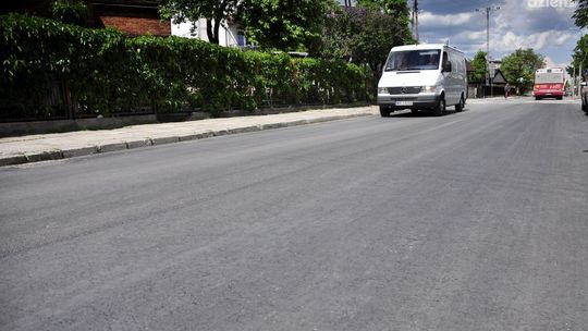 Nowy asfalt na ulicy Długojowskiej