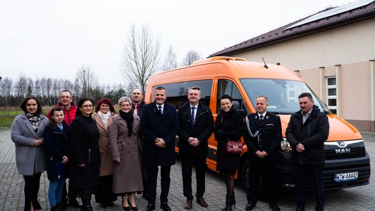 Nowy autobus dla uczniów i sprzęt dla OSP. Ważne wsparcie dla gminy Przyłęk
