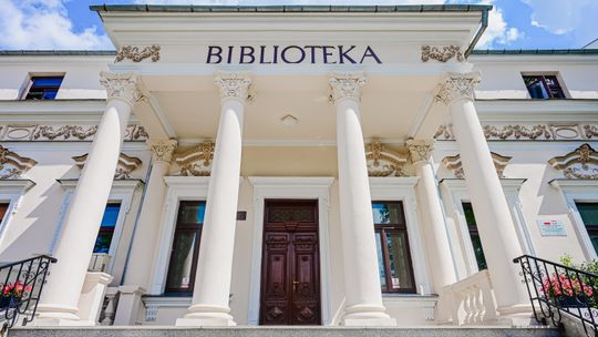 Nowy sposób na relaks? „Reading Party” w ogrodzie radomskiej biblioteki