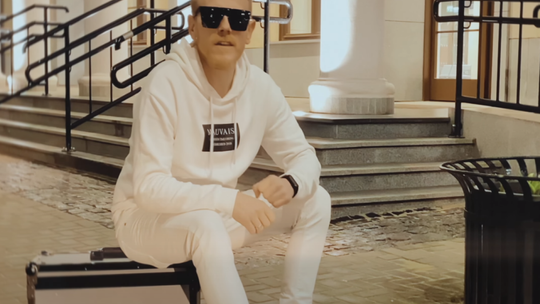 Nowy utwór Macieja Roteiro. O czym opowiada "Bon Voyage"?