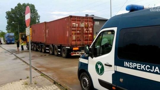 O 22 tony za dużo. Ciężarówka niszczyła asfalt