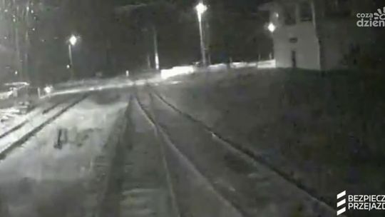 O włos od dramatu! Wjechał na przejazd [WIDEO]