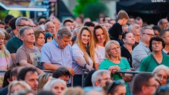 Obchody Czerwca '76 - tłumy na pl. Jagiellońskim