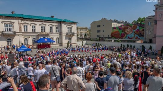 Obchody majowe inne niż zwykle. W piątek akcja Light The Sky