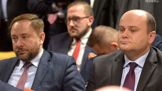 OBEJRZYJCIE GORĄCĄ SESJĘ W SPR. LOTNISKA