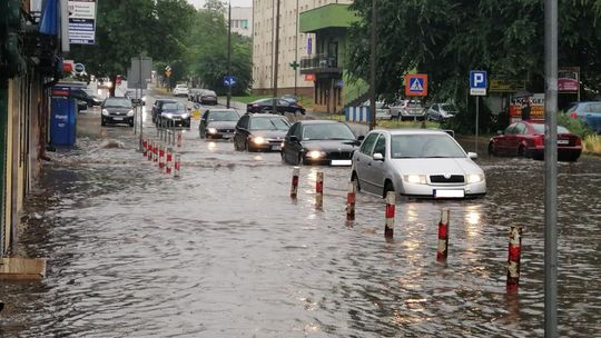 Oberwanie chmury. Strażacy mają pełne ręce roboty [ZDJĘCIA]