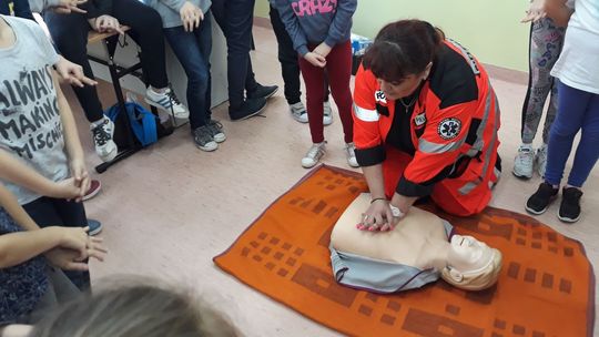 Obowiązkowe zajęcia z pierwszej pomocy w szkołach podstawowych 