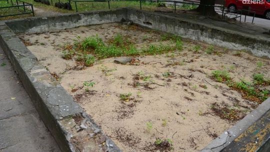 Obozisko popada w ruinę