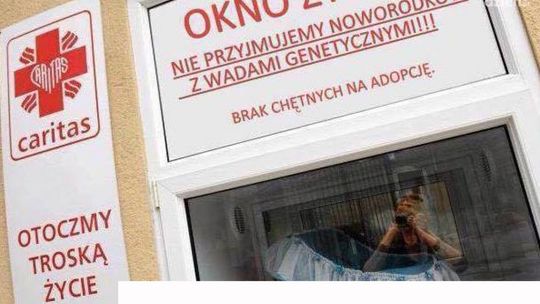 Obrzydliwy fotomontaż z Oknem Życia