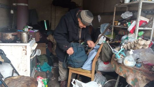 Od sześciu lat mieszka w kontenerze. Marzy, że znajdą się ludzie i pomogą odbudować mu dom 