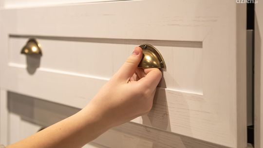 Odbojniki do szafek – jakie wybrać i dlaczego warto je stosować? Odbojniki do szafek – jakie wybrać i dlaczego warto je stosować?