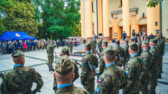 Oddajemy cześć i składamy hołd poległym