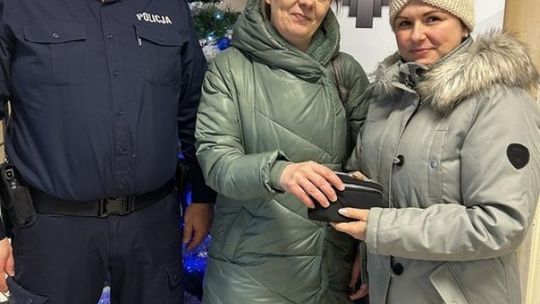 Oddała znaleziony portfel. Było w nim ponad 5 tys. zł