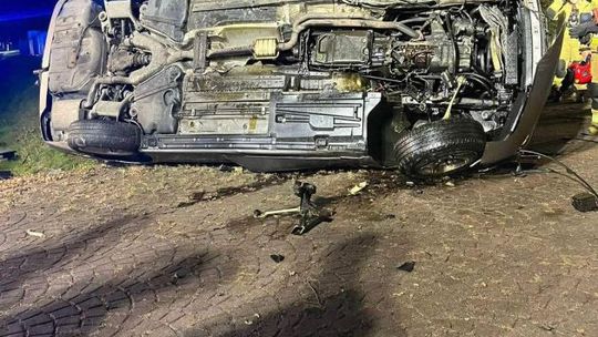 Odechów. BMW na ogrodzeniu