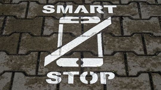 Odłóż telefon - przypominają piktogramy