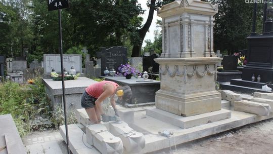 Odrestaurowują kolejne nagrobki