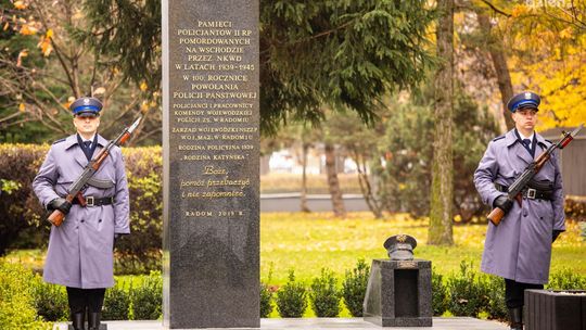 Odsłonięto pomnik ku czci pomordowanych policjantów 