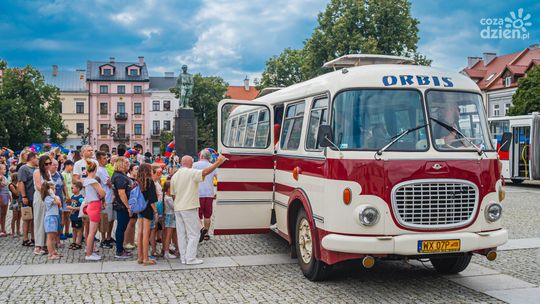 Ogromna kolejka do przejażdżki legendarnym Jelczem. Tak wyglądała ostatnia Niedziela na Rynku