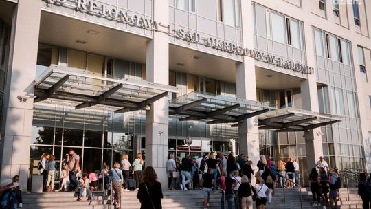 Ogromne kolejki przed sądem. Niektórzy czekają nawet dwa dni