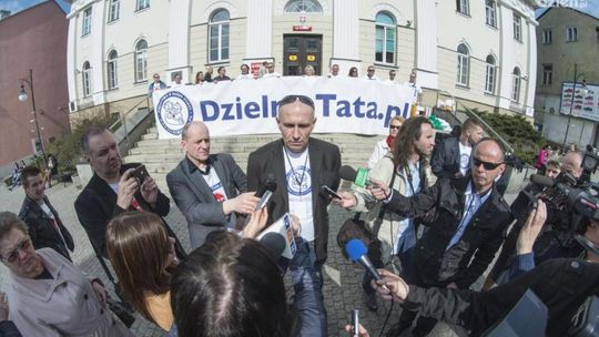 Ojciec oskarża sądy i dziennikarzy