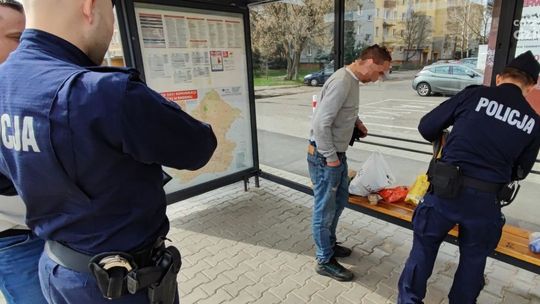 Okradł sklep i podczas ucieczki trafił na policjantów