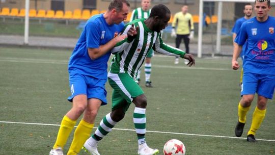 Okręgówka. Wygrane prowadzącego tercetu