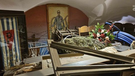 Ołtarz i urny z prochami, a obok... piekarnik i góra śmieci