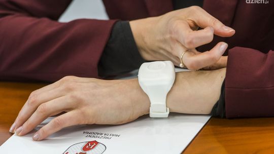 Opaski dla seniorów monitorujące stan zdrowia