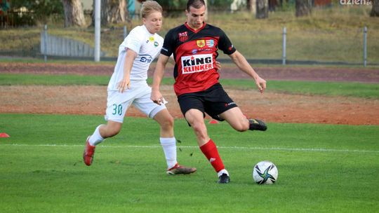 Oskar Przysucha z piłkarskim Mirax Pucharem Polski