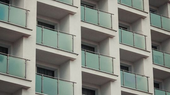 Osłony na Balkon: Twoja Prywatna Strefa Komfortu