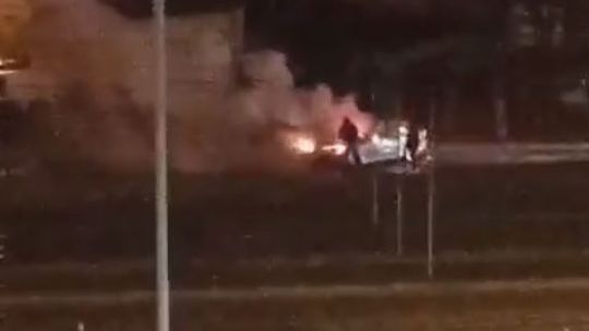 Osobówka w płomieniach [wideo]