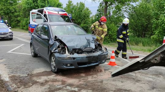 Osobówka zderzyła się z autobusem w Parznicach
