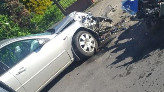 Osobówka zderzyła się z motocyklem. Na miejscu helikopter