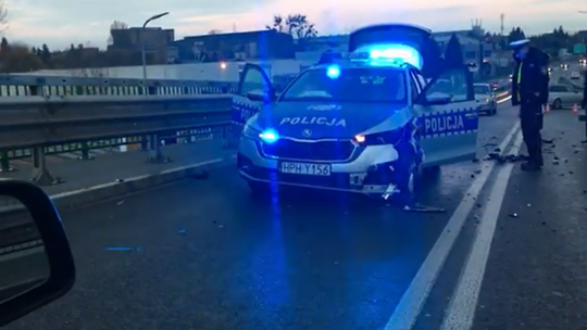 Osobówka zderzyła się z radiowozem (wideo). Wiadukt zablokowany 