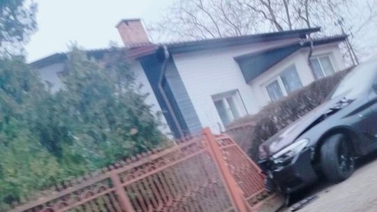 Osobówka zniszczyła płot w Warce