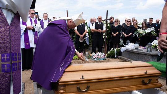 Ostatnie pożegnanie ks. Marka Kucharskiego. Był proboszczem parafii św. Zygmunta w Szydłowcu