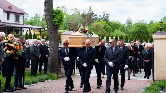 Uroczystości żałobne Tomasza Śmietanki. Lokalna społeczność pożegnała wieloletniego burmistrza Kozienic