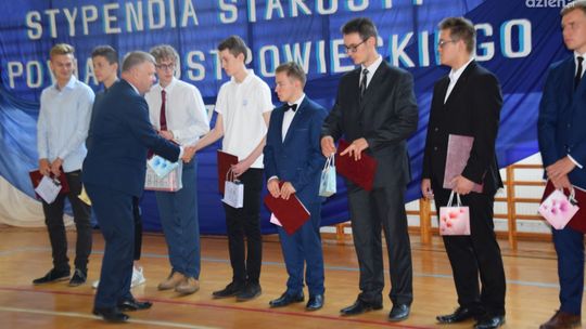 Ostrowiec Świętokrzyski. Starosta wręczył stypendia
