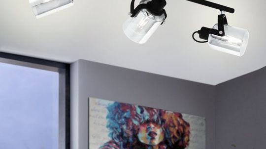 Oświetlenie główne w salonie- jakie lampy wybrać?