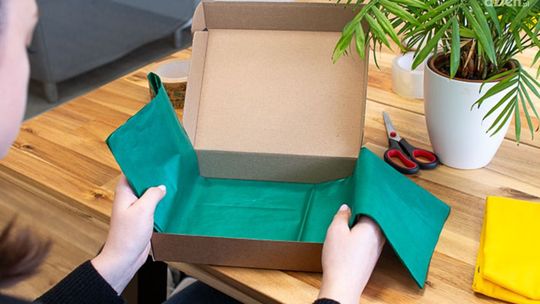 Pakowanie do bibułki gładkiej, które chwyci klientów za serce