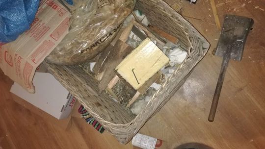 Palił w piecu lakierowanymi deskami