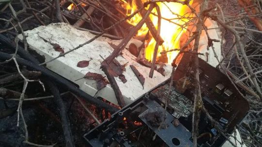 Palili plastikowe śmieci i elektronikę. Zgłosili sąsiedzi