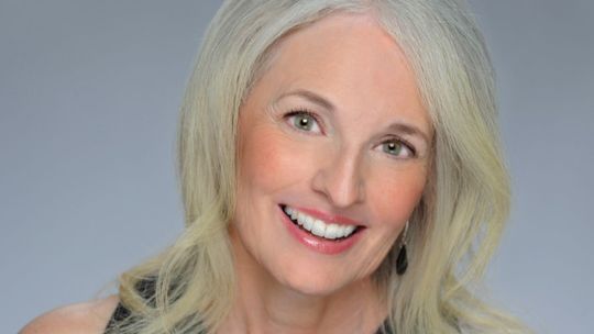 Pamela Howland w American Corner